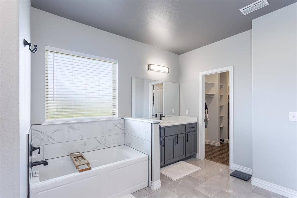 1538 Fm 36 N, Farmersville, TX 75442 Spacious Primary bath has double vanities, soaking tub and large walk-in shower.