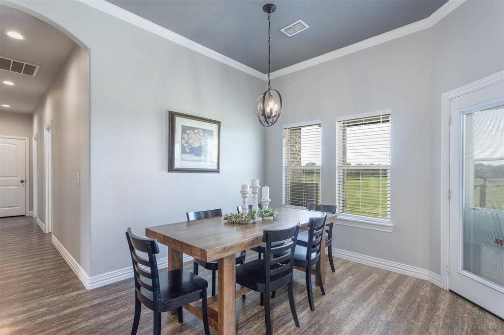 1538 Fm 36 N, Farmersville, TX 75442 Lots of room for all your dining needs.