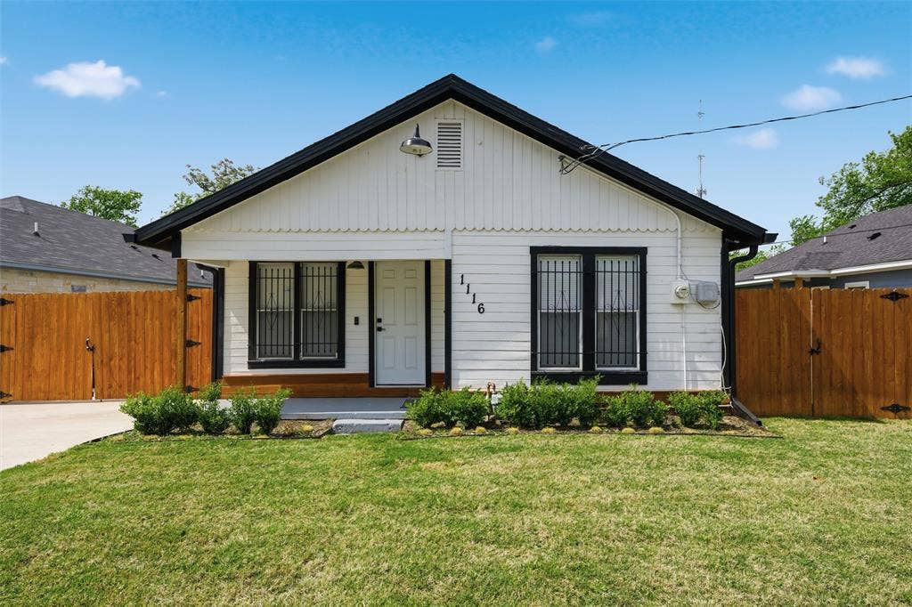 1116 Houston Street, Waco, TX 76704 Bungalow-style house featuring a gate and covered porch