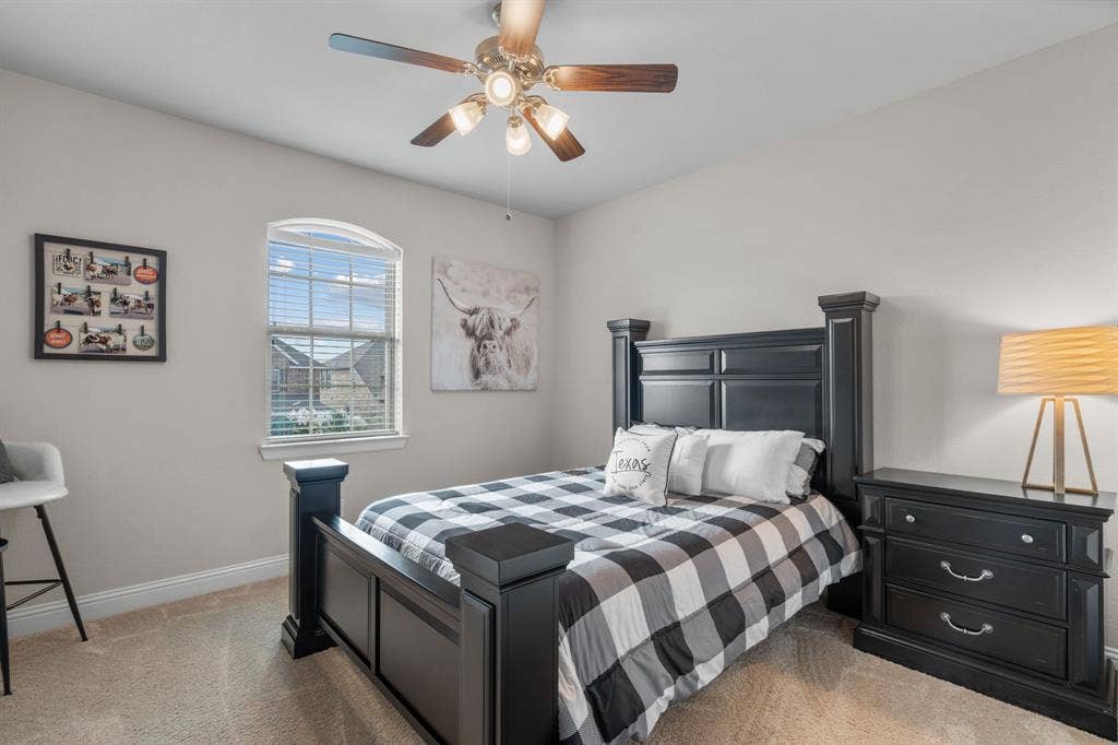 1104 9th Street, Argyle, TX 76226 Upstairs bedroom with en-suite bath.