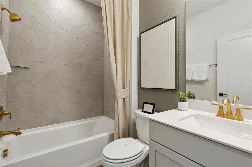*Model Representation - Spacious secondary bathroom