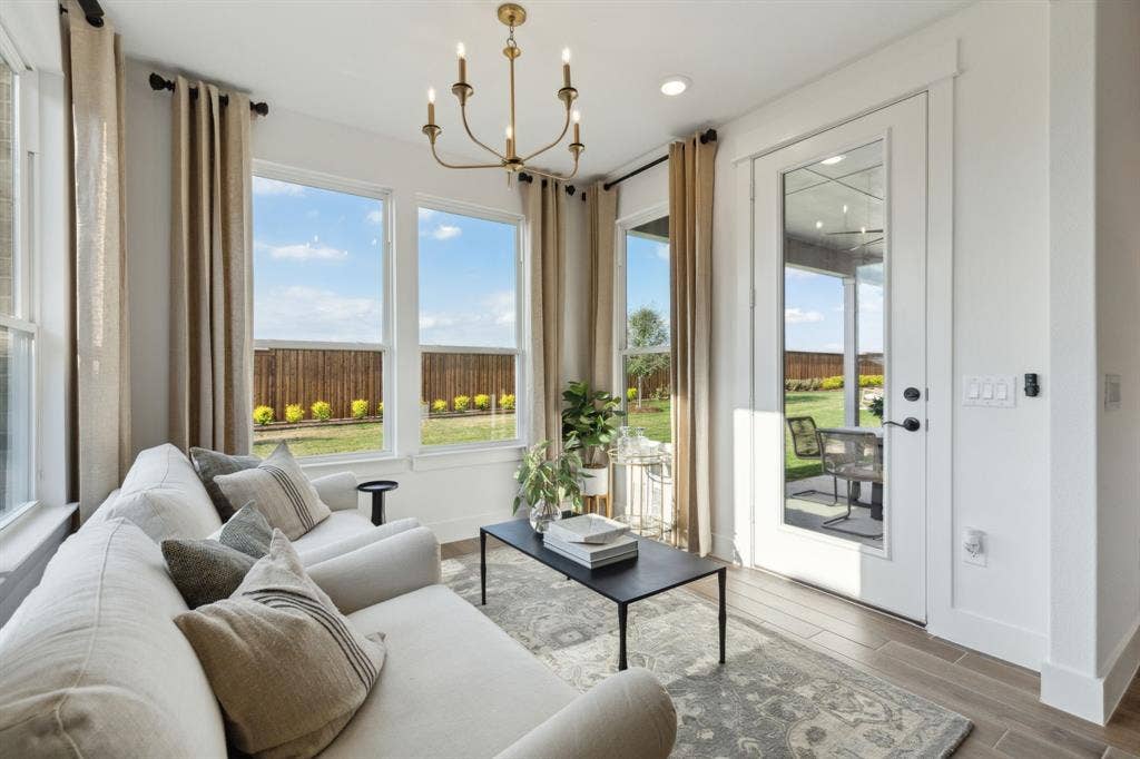*Model Representation - Spacious and bright sun room
