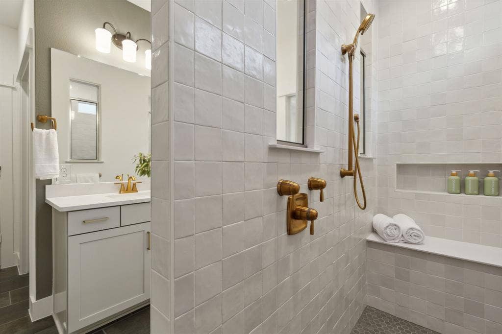 *Model Representation - Spa shower