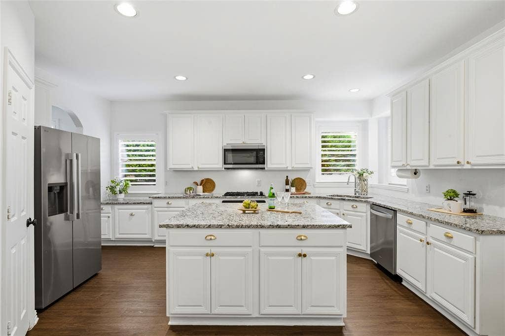 5201 Geode Lane, McKinney, TX 75072 Giant island for entertaining or food prep. This kitchen has tons of cabinets for storage and walk in pantry. The stainless steel refrigerator conveys with home.
