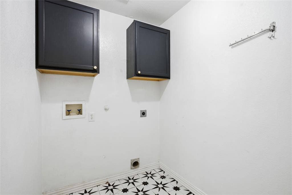 5201 Geode Lane, McKinney, TX 75072 Full size laundry room with built in cabin