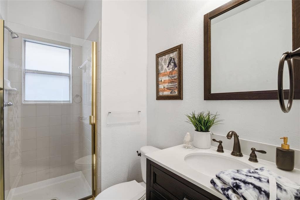 5201 Geode Lane, McKinney, TX 75072 Downstairs full bath for family and guests