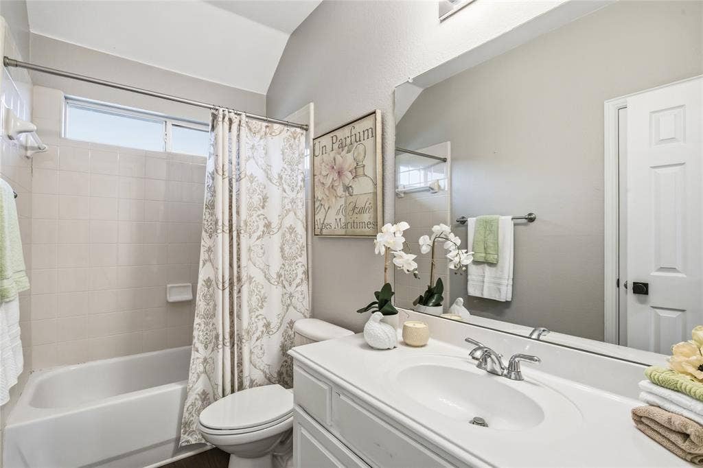5201 Geode Lane, McKinney, TX 75072 Upstairs hallway full bath off loft common area.