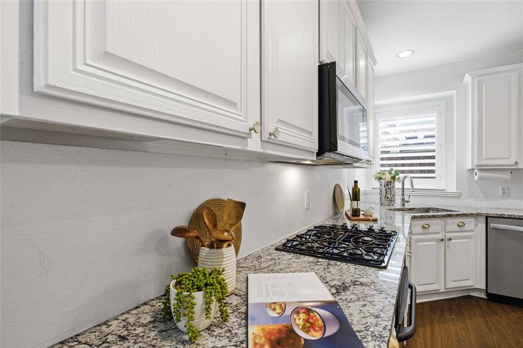 5201 Geode Lane, McKinney, TX 75072 Gorgeous natural stone granite counter tops and gas cooktop.