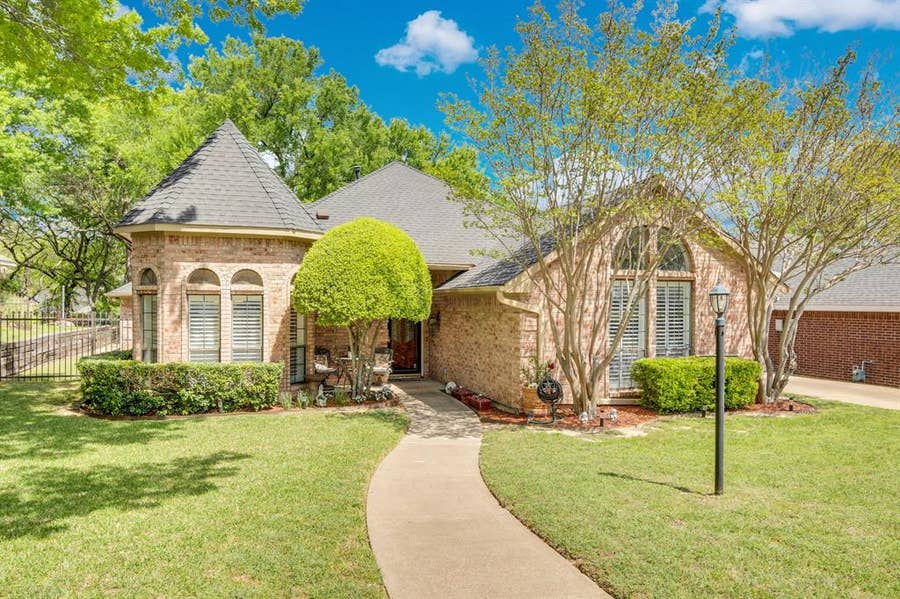 Property photo for 1105 Crestwood Court, DeSoto, TX