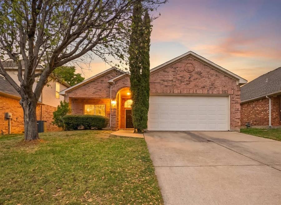 Property photo for 3023 Stallion Crossing, Irving, TX