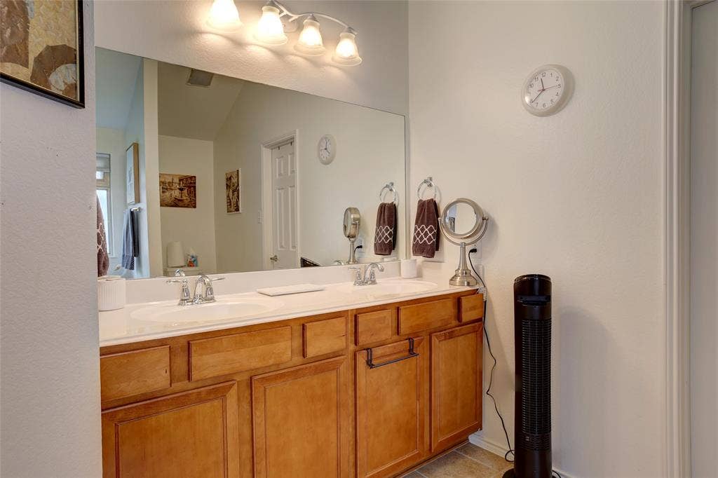 1913 Hidden Fairway Drive, Wylie, TX 75098 Primary Bath with double sinks