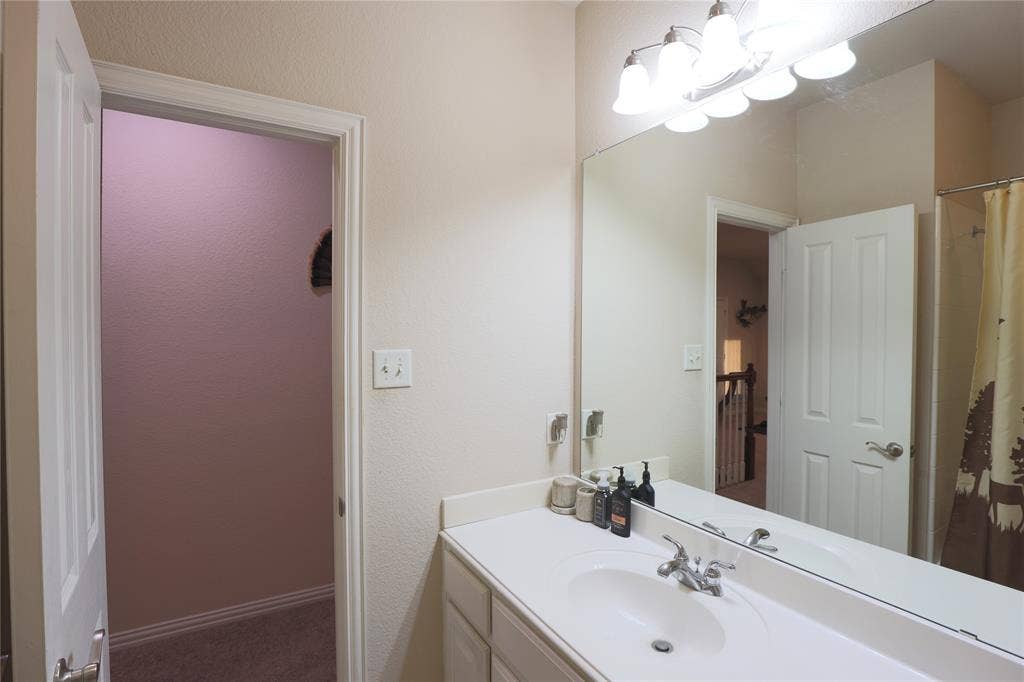 209 Park Meadows Drive, Euless, TX 76039 3rd full bath on level 2