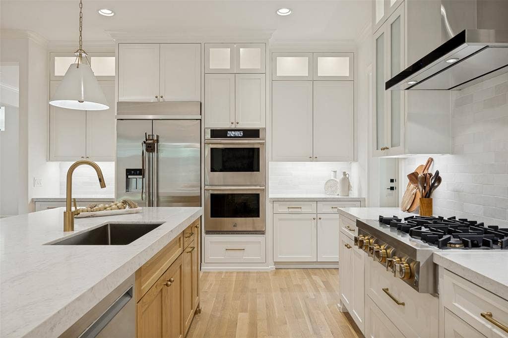 4347 DELMAR Avenue, Dallas, TX 75206 Gas cooking plus double ovens