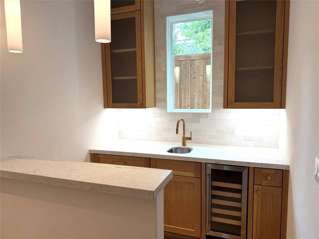 4347 DELMAR Avenue, Dallas, TX 75206 Wet Bar for entertaining