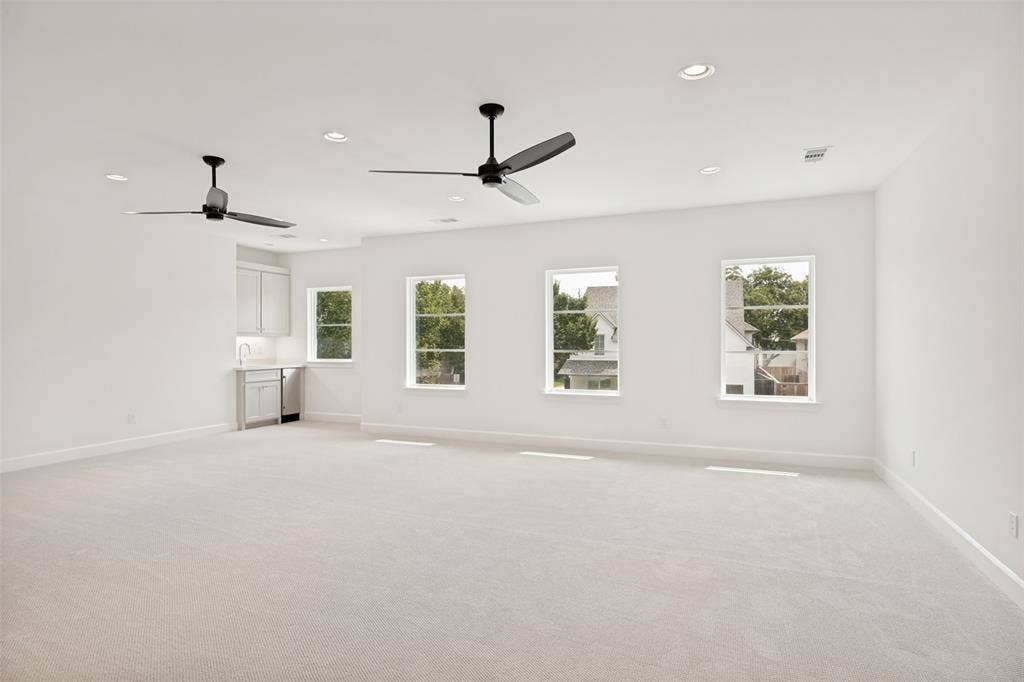 4347 DELMAR Avenue, Dallas, TX 75206 Spacious upstairs Living Area