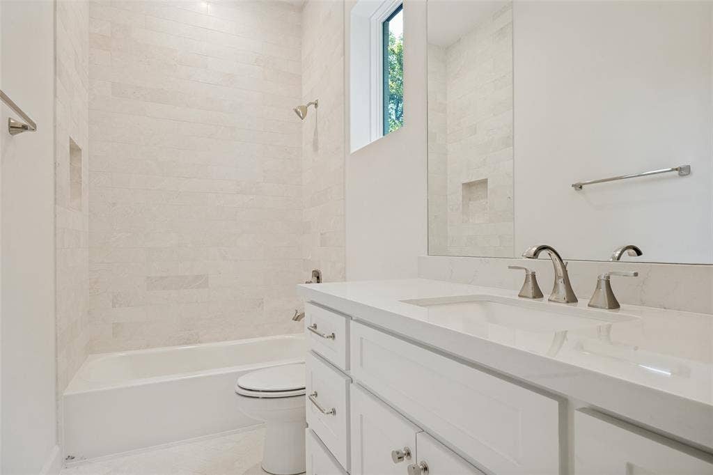 4347 DELMAR Avenue, Dallas, TX 75206 Guest Bath