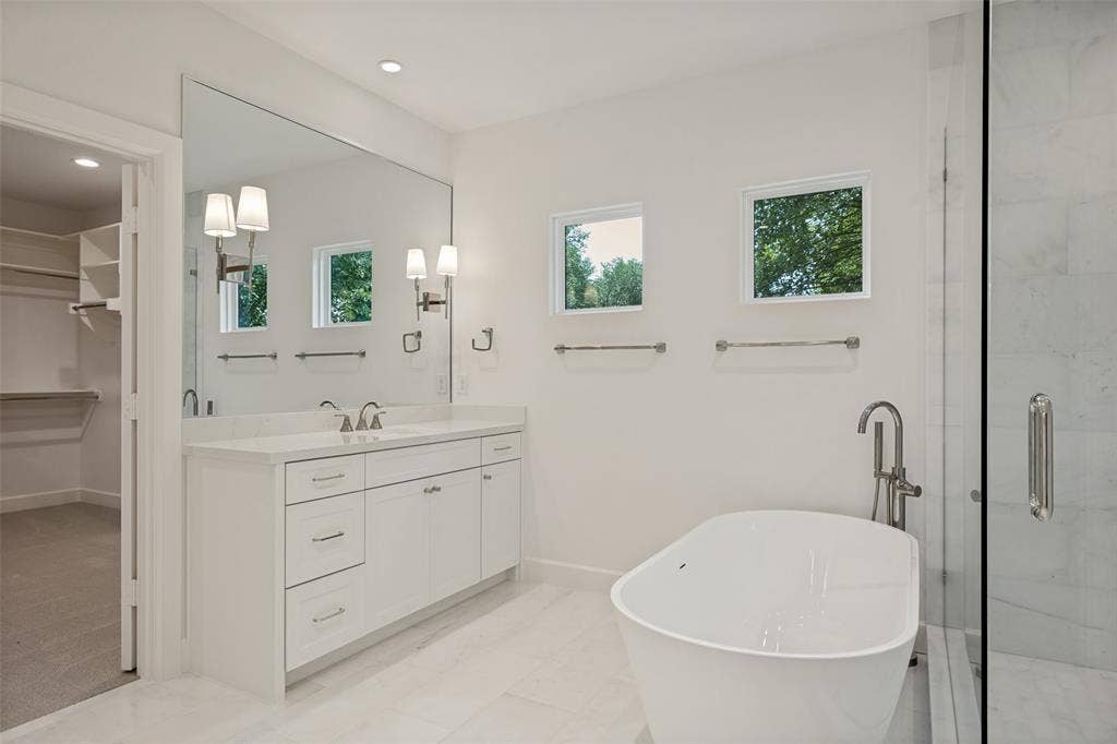 4347 DELMAR Avenue, Dallas, TX 75206 Primary Bath with freestanding tub