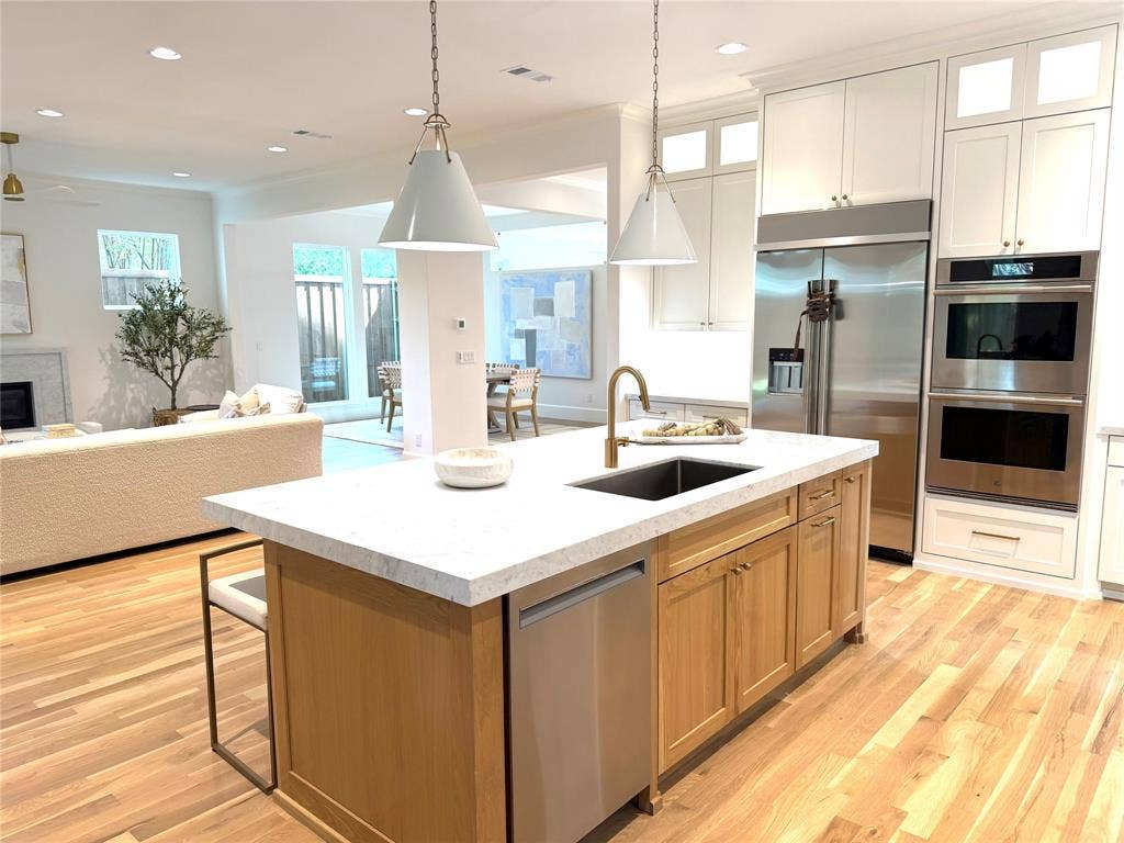 4347 DELMAR Avenue, Dallas, TX 75206 Kitchen open to the Family Room