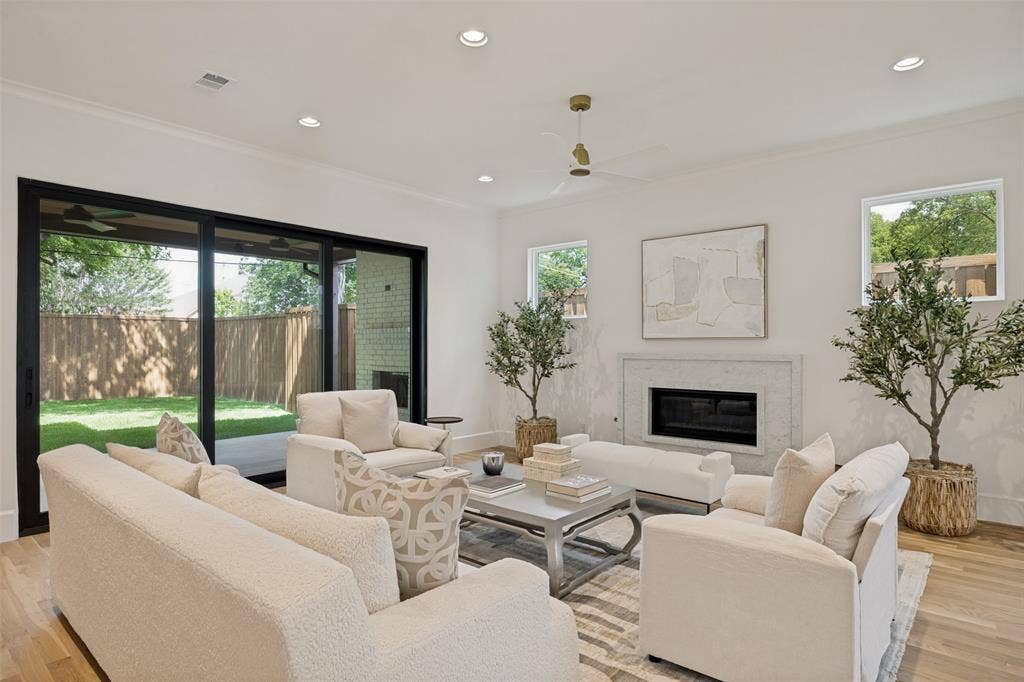 4347 DELMAR Avenue, Dallas, TX 75206 Living Room overlooking the rear yard