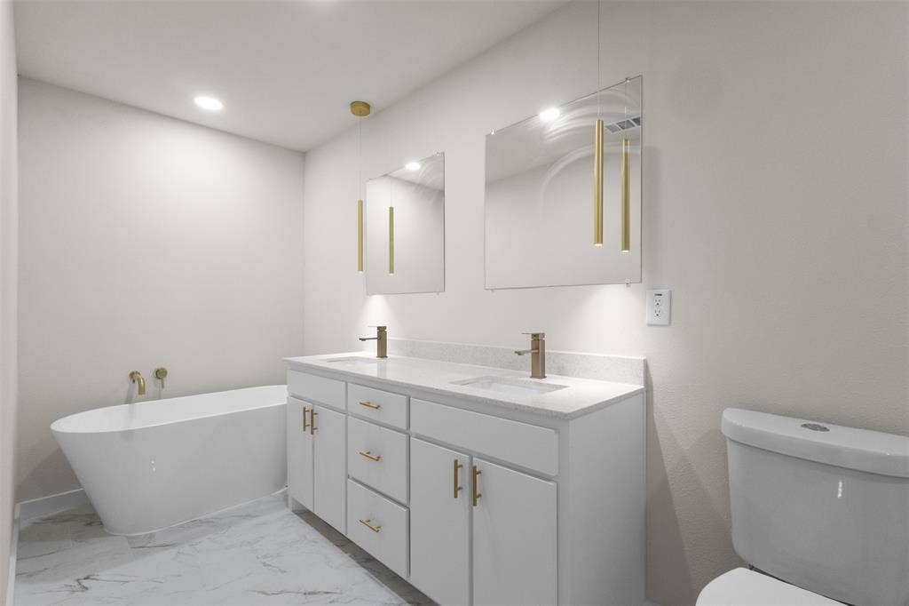 425 Browning Drive, Arlington, TX 76010 Bathroom