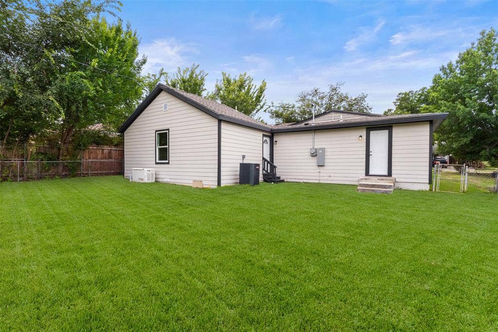425 Browning Drive, Arlington, TX 76010 Expansive green lawn with a wood fence perimeter