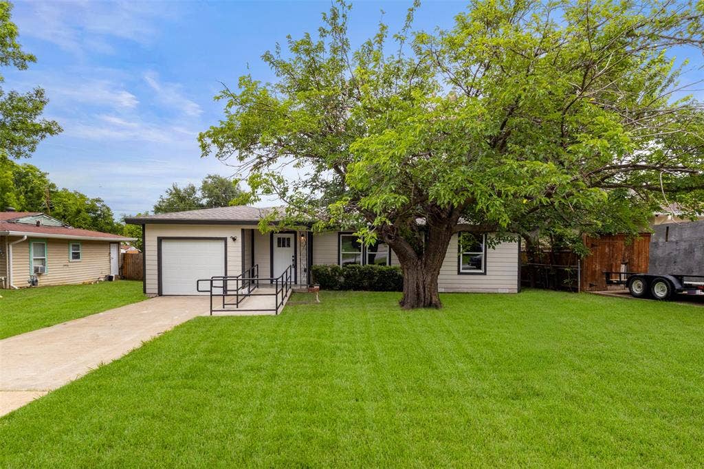425 Browning Drive, Arlington, TX 76010 Single-story residence featuring a front-facing garage with a concrete driveway
