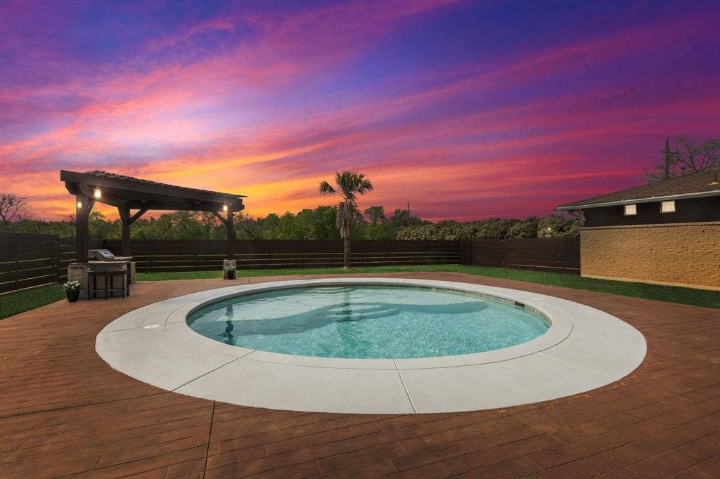 6360 Curtis Street, Plano, TX 75093 Gorgeous sunsets with no one behind! Tanning ledge pool with two sets of steps. Heated salt water pool!