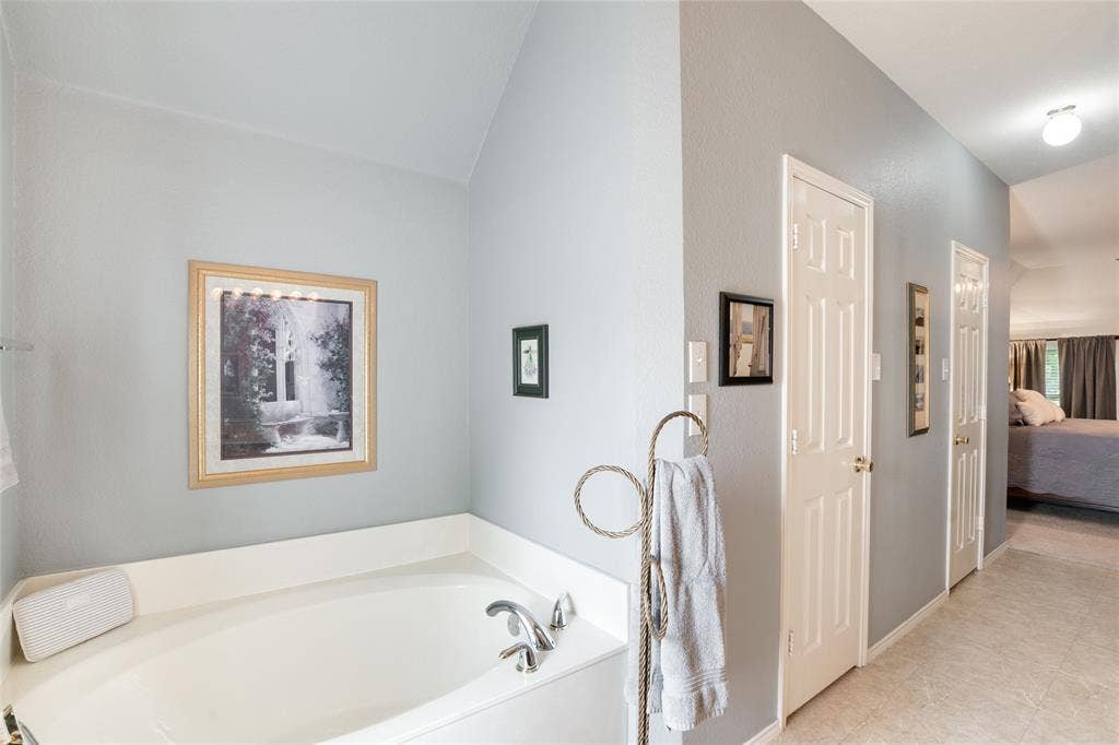 1608 Mountain Laurel Drive, Keller, TX 76248 Garden tub in ensuite