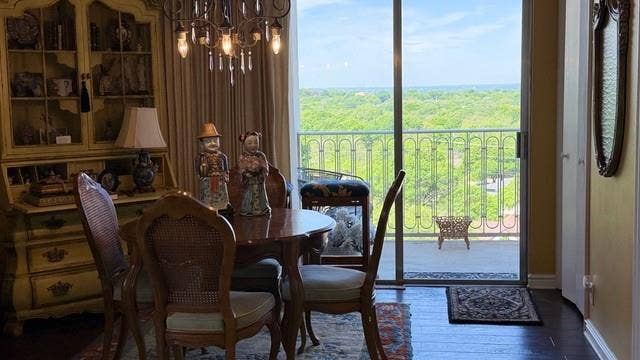 lake view dining room