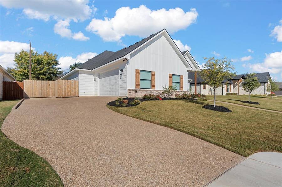 Property photo for 905 Day Star Drive, Hewitt, TX