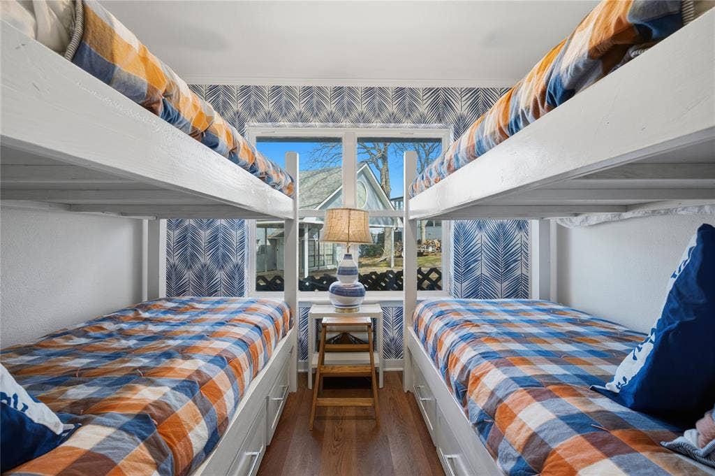 124 Shoreline Circle, Malakoff, TX 75148 Bunk room with full bath adjacent.