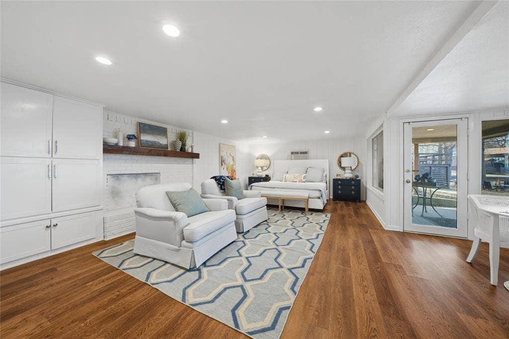 124 Shoreline Circle, Malakoff, TX 75148 Lower level primary bedroom with sitting area and ensuite bath.