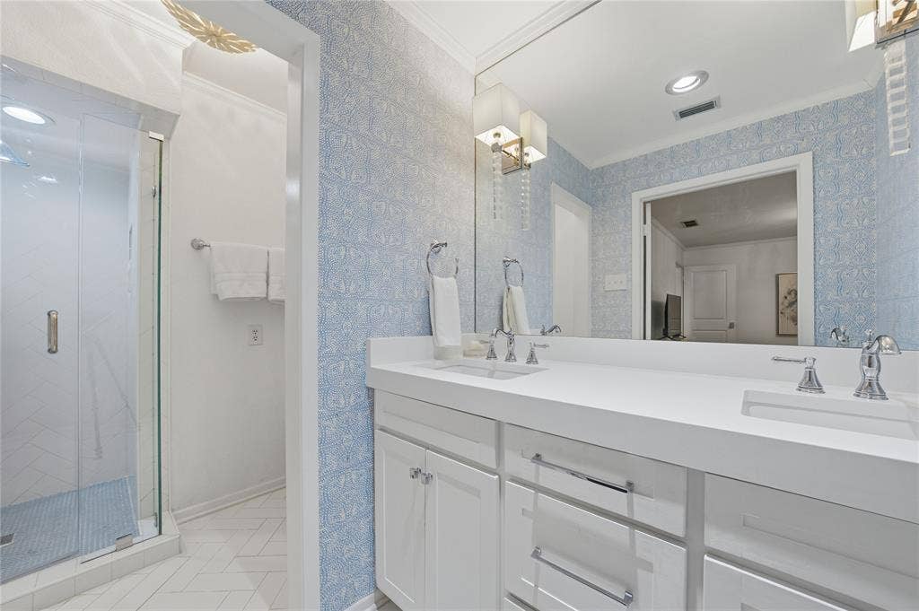 124 Shoreline Circle, Malakoff, TX 75148 Main level primary ensuite bath.