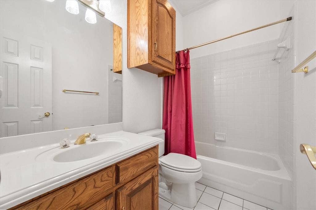 5200 Independence Avenue, Arlington, TX 76017 Guest bathroom