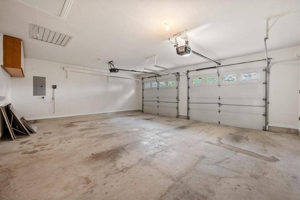 5200 Independence Avenue, Arlington, TX 76017 Three car garage