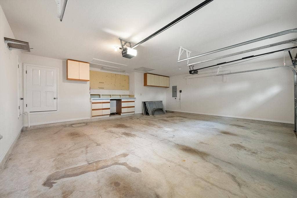 5200 Independence Avenue, Arlington, TX 76017 Three car garage with storage