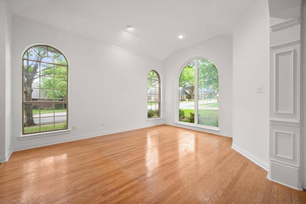 5200 Independence Avenue, Arlington, TX 76017 Front entry and living room with hardwood flooring