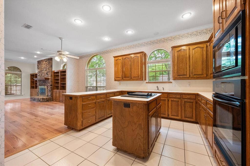 5200 Independence Avenue, Arlington, TX 76017 The stove top has a bottom venting system
