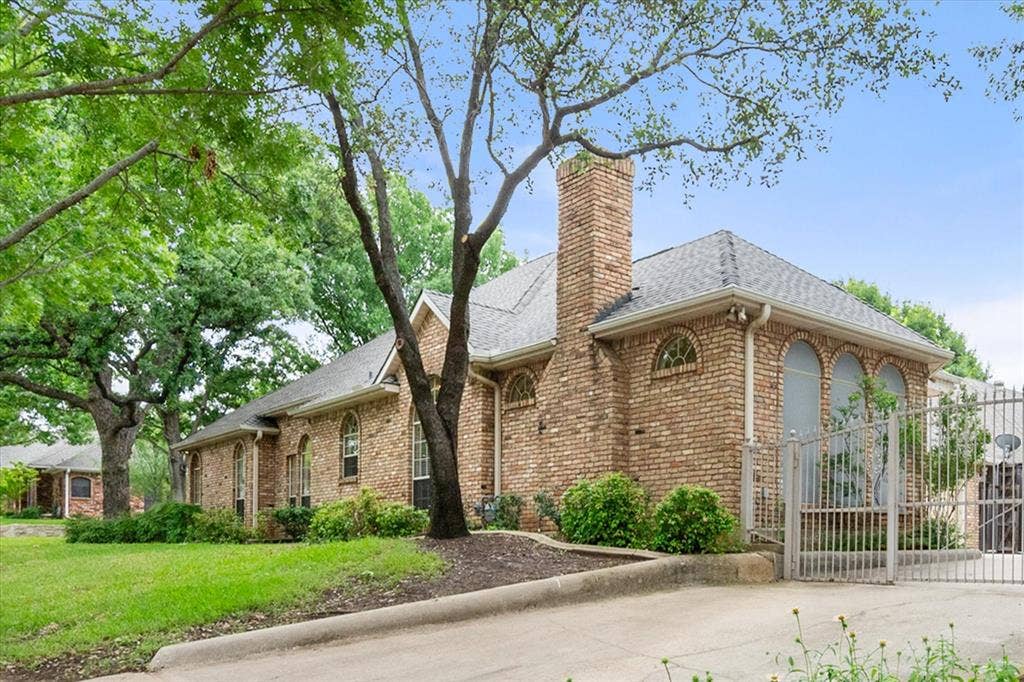5200 Independence Avenue, Arlington, TX 76017 Side entry with electric gate