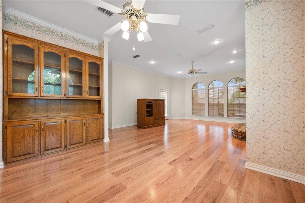 5200 Independence Avenue, Arlington, TX 76017 built-in hutch