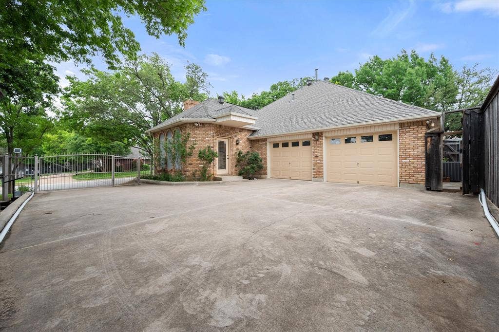 5200 Independence Avenue, Arlington, TX 76017 Large back pad for entertaining space. Three car garage!