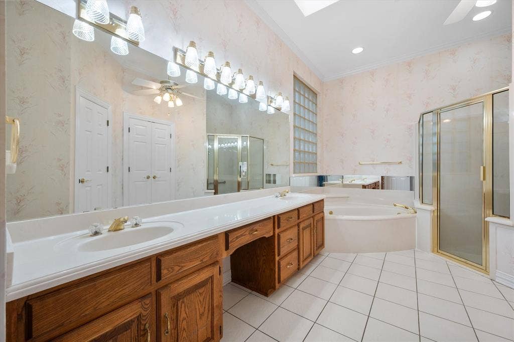5200 Independence Avenue, Arlington, TX 76017 Primary bathroom