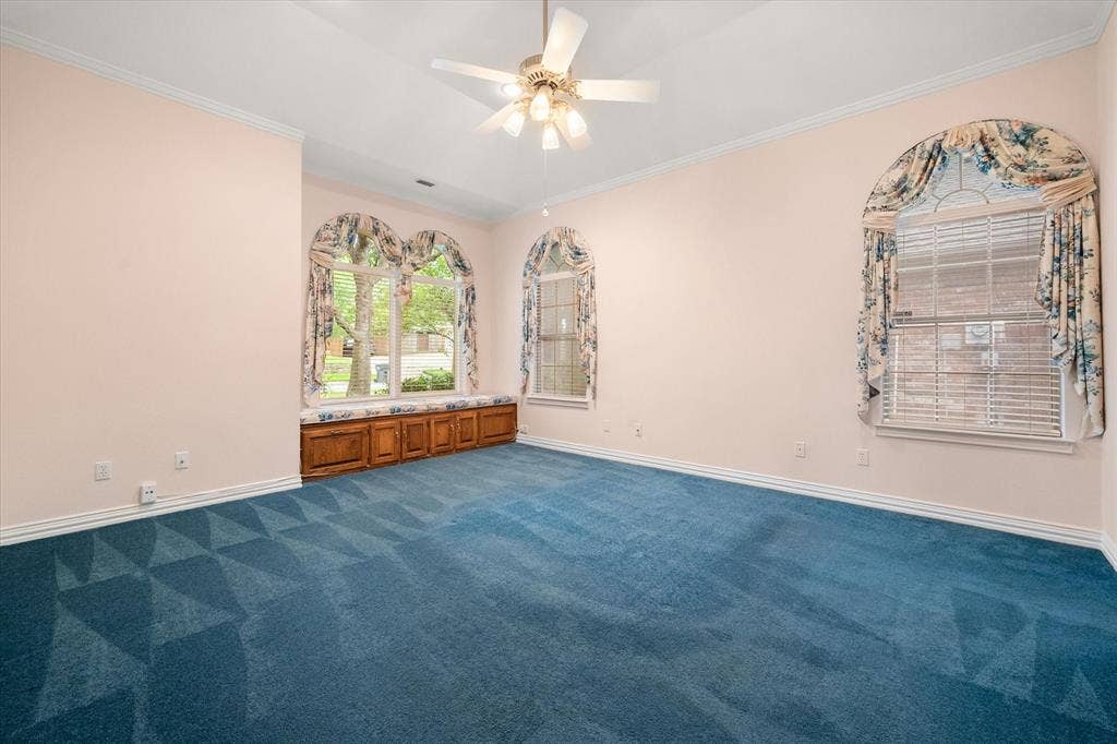 5200 Independence Avenue, Arlington, TX 76017 Primary bedroom with bench seating