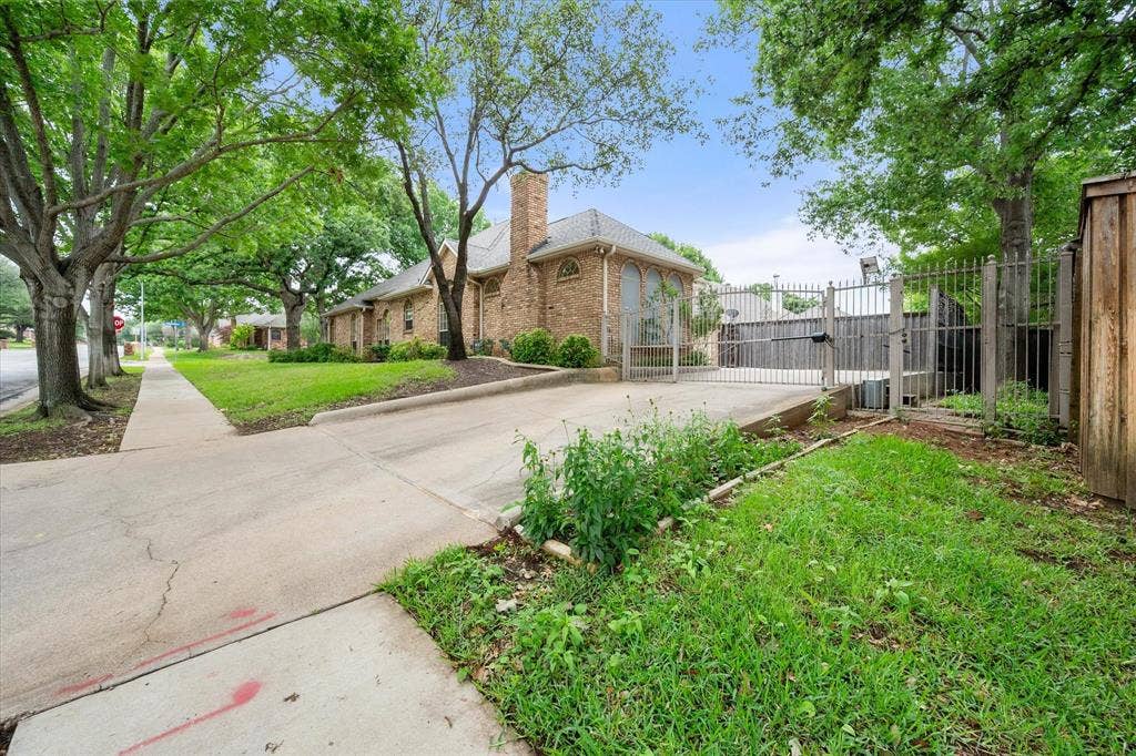 5200 Independence Avenue, Arlington, TX 76017 Side entry with electric gate