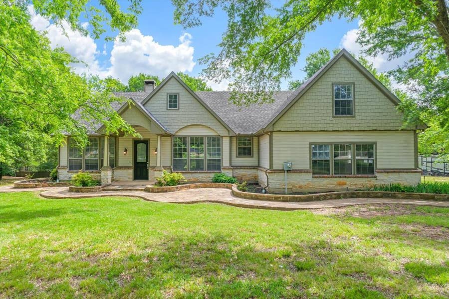 Property photo for 2151 Meadow Way, Terrell, TX