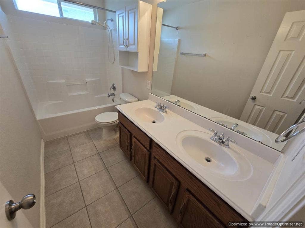 103 S Young Boulevard, DeSoto, TX 75115 Upstairs Bathroom