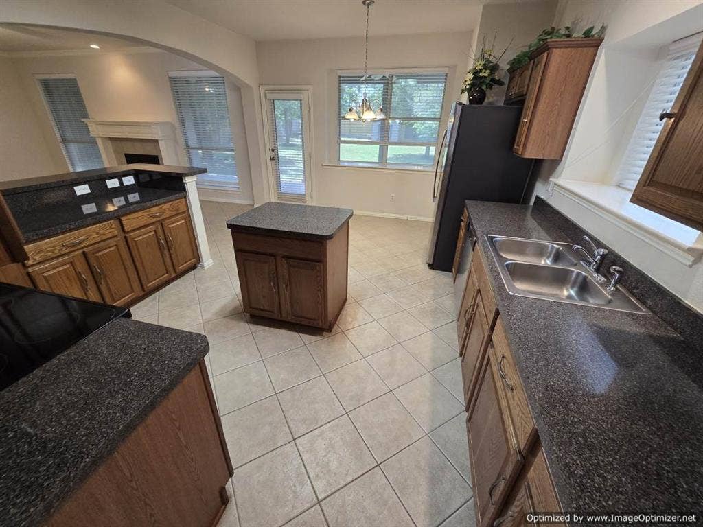 103 S Young Boulevard, DeSoto, TX 75115 Kitchen and Breakfast Area