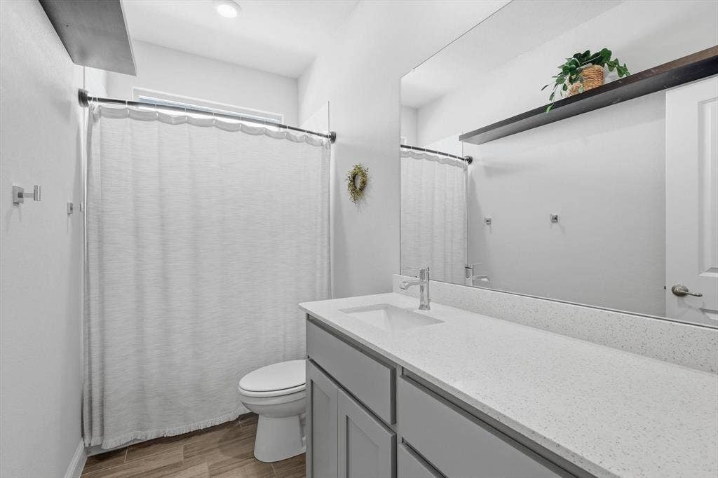 Hall bath between beds 1,2, and 3