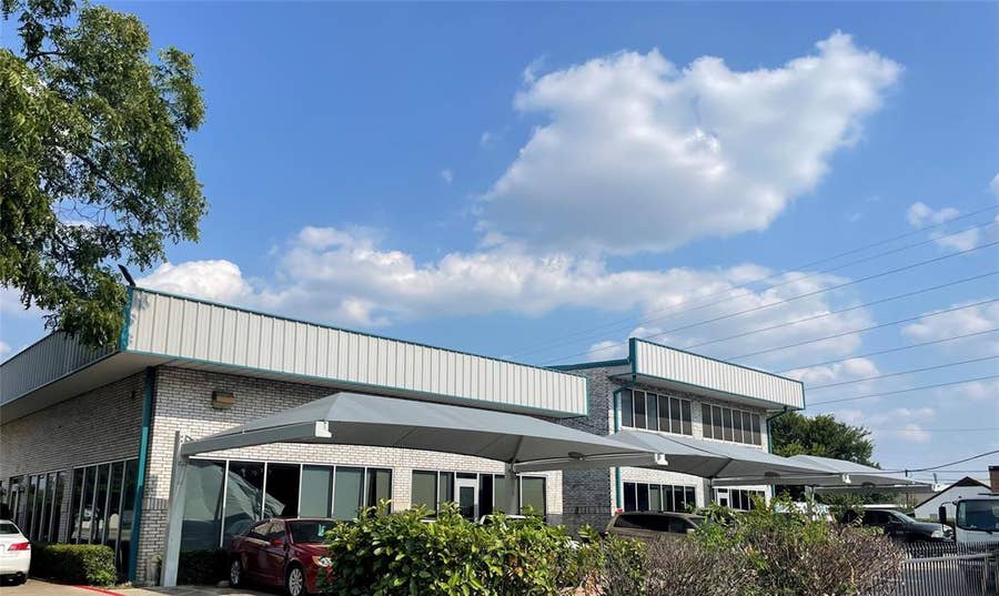 Property photo for 400 E Pioneer Drive, Irving, TX