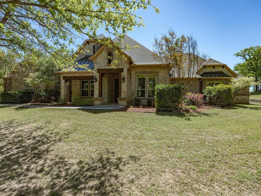 Property photo for 104 Lariat Court, Azle, TX